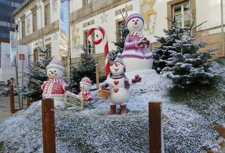 Decoración de Navidad a puertas del museo Marco de Vigo en la calle Príncipe.